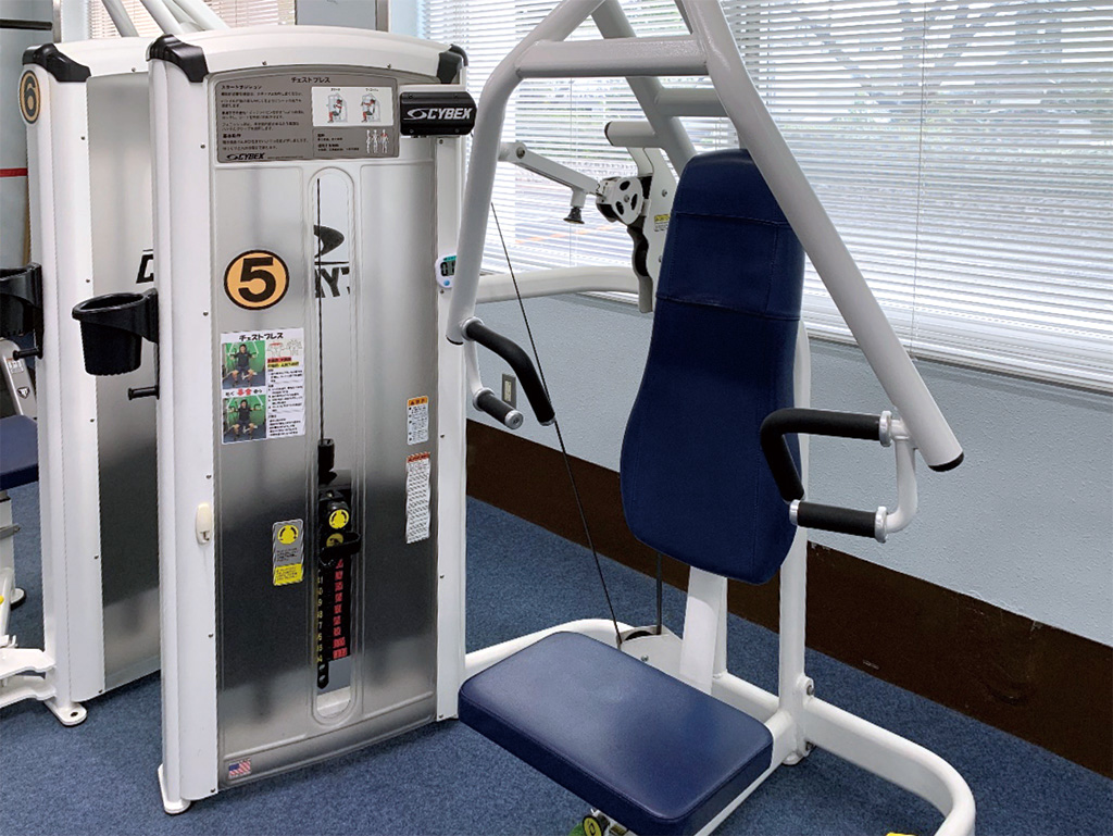 名古屋市障害者スポーツセンターのトレーニング室のトレーニングマシン